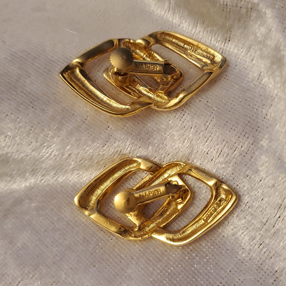 VINTAGE Signed NAPIER GOLD TONE CLIP ON Screw Back EARRINGS - Picture 3 of 6